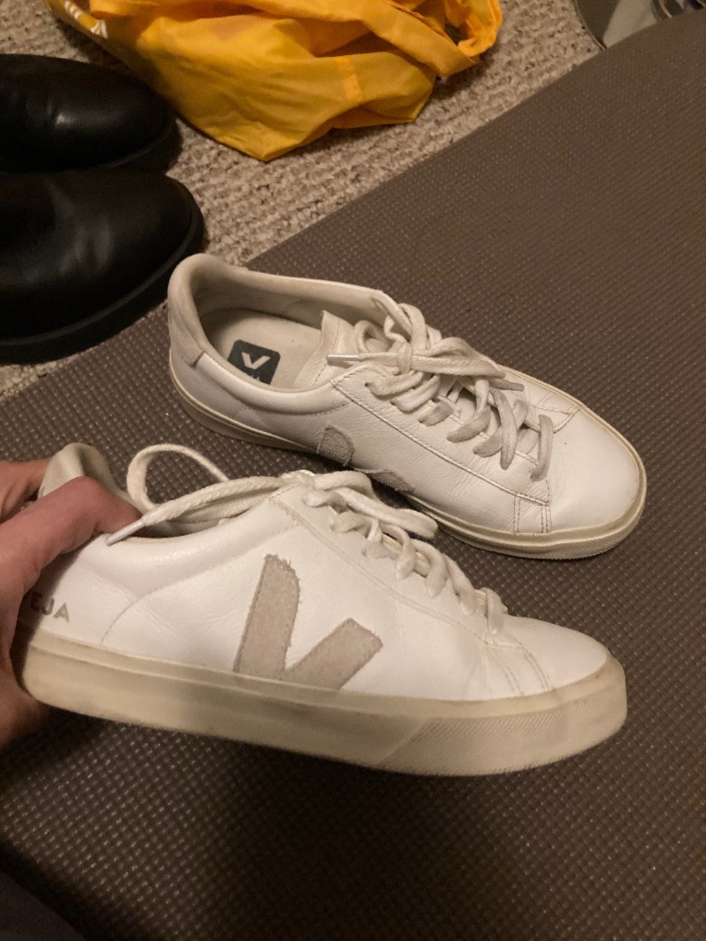 Like new EU40 US9 Veja white genuine leather sneakers